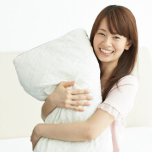 枕を抱く女性